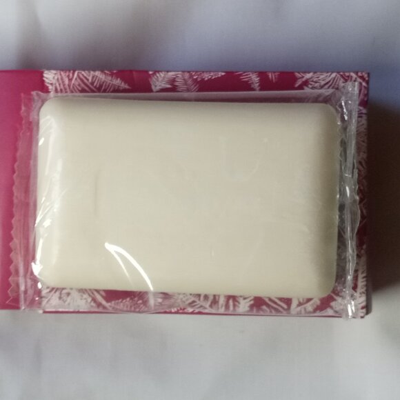Alchemy Living Milled Soap Snow Berry Bliss Fragrance 80g/2.8 Oz White - Picture 2 of 5